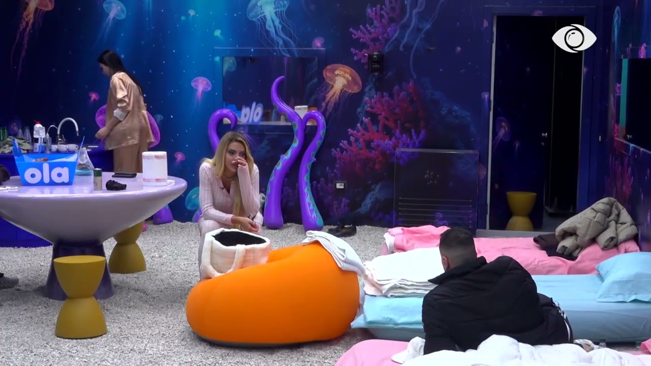 Kristi në gjumë, Juxhini i bie derës së Akuariumit për ta zgjuar: Mirëmëngjes o miku im