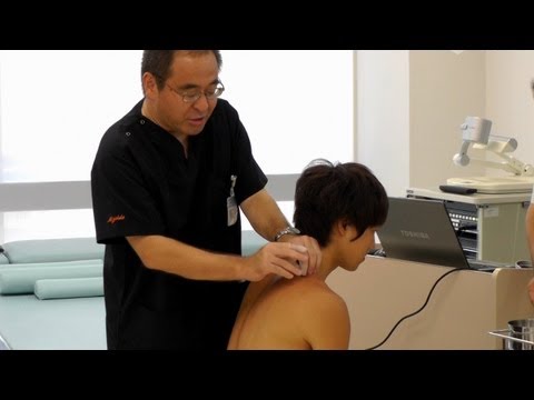 肩こりの鍼治療のデモンストレーション