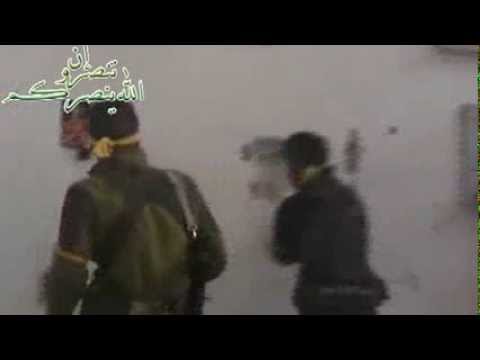 تجهيز تحصينات وفتح طلاقيات من قبل الجيش الحر أثناء عمليات التقدم في حي القدم في مدينة دمشق