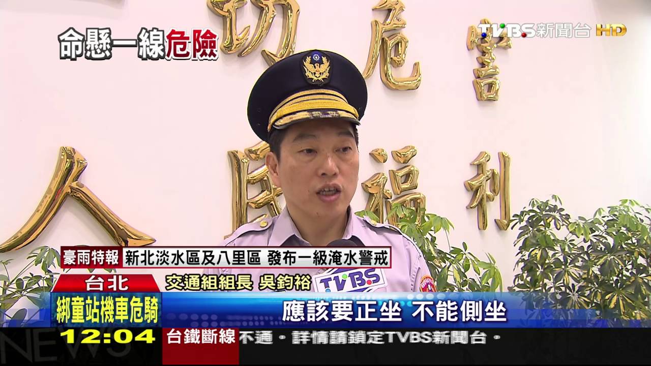 捏把冷汗！　背巾綁童「站」機車後座左右晃