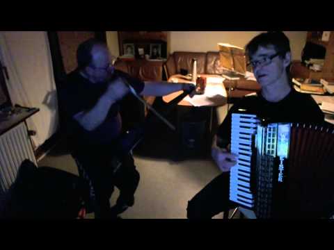 Bjørnen vågner ( Playing with Accordeon and Saw )