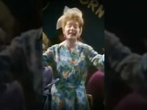 Hilda Ogden sings Amapola