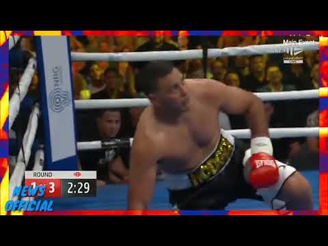 Darcy Lussick defeats Justin Hodges in a first round knock-out during his boxing debut.