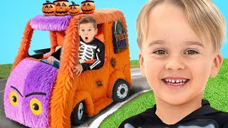 Download lagu Kid plays Halloween Trick or Treat mp3 Download lagu Kid plays Halloween Trick or Treat mp3
