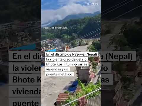 El momento en que la riada destruye un puente metálico en Nepal #shorts s