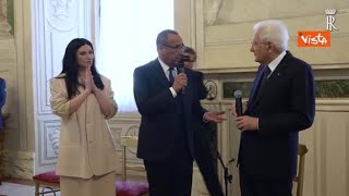 Gli artisti di Sanremo cantano Azzurro, l'ironia di Mattarella: «La sapevo, ma mi hanno insegnato...