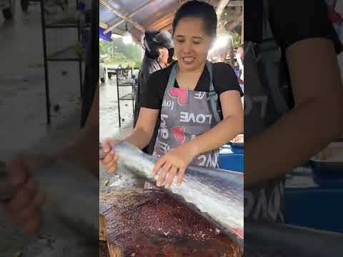 Tuna Tail #tunafish #yellowfintuna #fishcutting #fillet #fish #meatmarket #thaifood #food #cooking