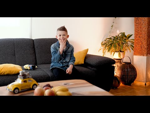 In diesem "Was schafft din Papi" Video wird ein Einblick in den Berufsalltag als Automatiker gegeben.