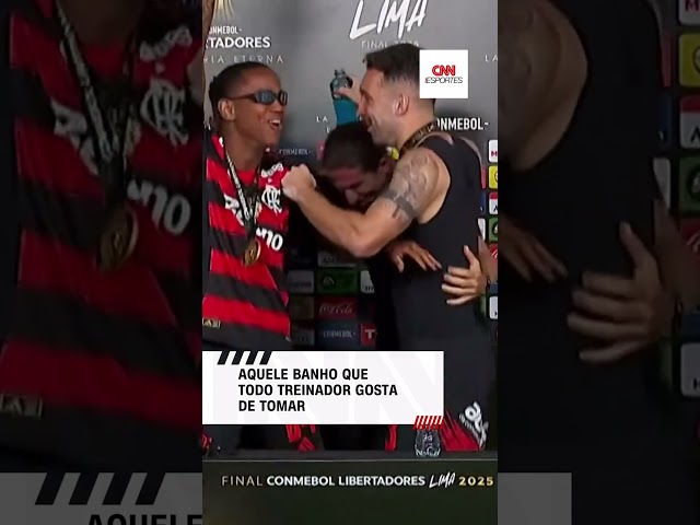 Jogadores invadem coletiva e dão "banho do título em Filipe Luís | CNN ESPORTES