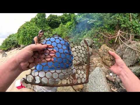 Pausa na pescaria para fazer Churrasco na ilha do jerere, Paranaguá-PR.     Isso é ter paz?