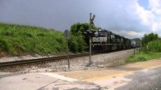 preview picture of video 'NS 6765 leads the NS 168 at McDonald's Farm'