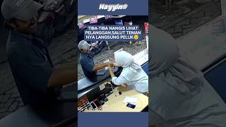 Download lagu A touching moment when a counter attendant cries when he meets a customer who looks exactly like ... mp3