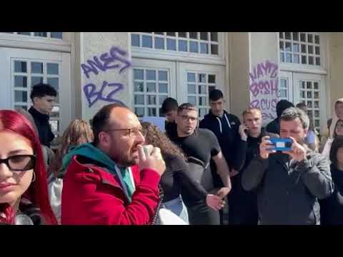 Διαδήλωση φοιτητών για το δυστύχημα στα Τέμπη έξω από το Πανεπιστήμιο Πειραιώς
