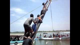 preview picture of video 'Tecolutla Veracruz. Día de la marina 2012. El palo encebado'