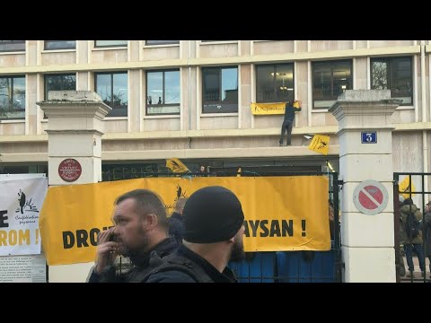 Video Thumbnail: French farmers pushed back by police during Paris protest | AFP
