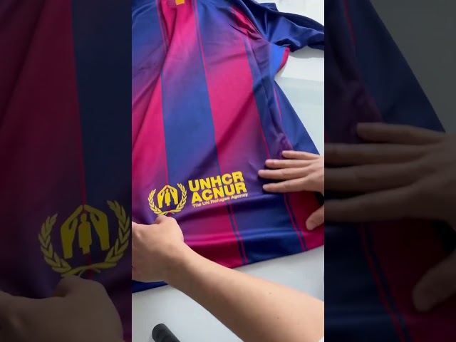 Vídeo relacionado con FC Barcelona Camiseta Blaugrana Primera Equipación Adulto Temporada 25/26, Réplica Oficial, Unisex, Talla XL, Poliéster