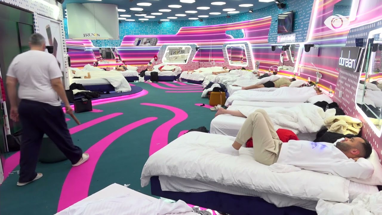 Rogerti tenton të zgjojë banorët duke i rënë valixhes