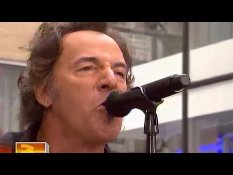 Radio Nowhere - Bruce Springsteen (live at Rockefeller Plaza, New York City 2007)