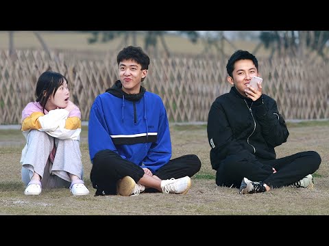 “別舔了！”聽到男生的“舔狗”式對話，一旁的姑娘忍不了了