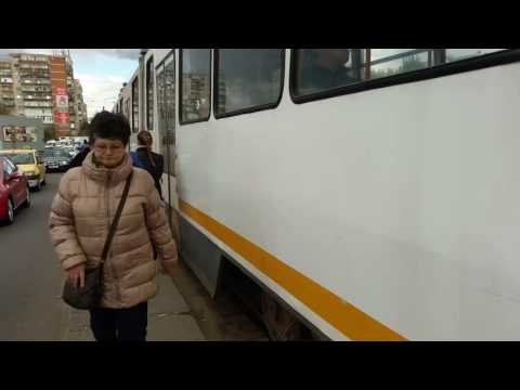 Tramvaiele V3A-93 066 pe linia 40 și 222 pe linia 14 pleacă din stația Șoseaua Morarilor