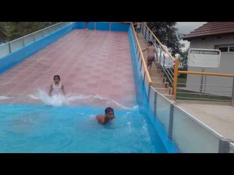 Me tiró de tobogán acuatico