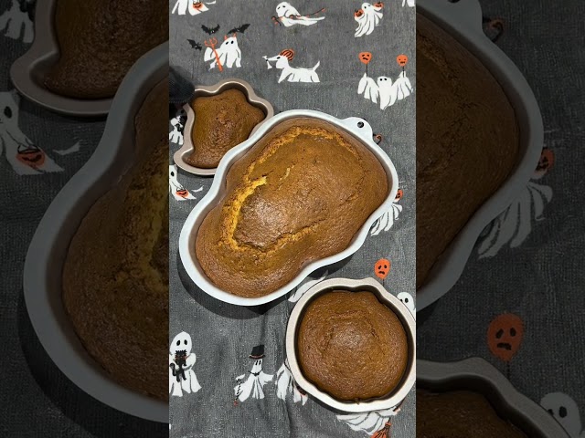 Vídeo relacionado con Wilton Molde Antiadherente para Tartas de Halloween con Forma de Calavera, 9,5 x 12 Pulgadas