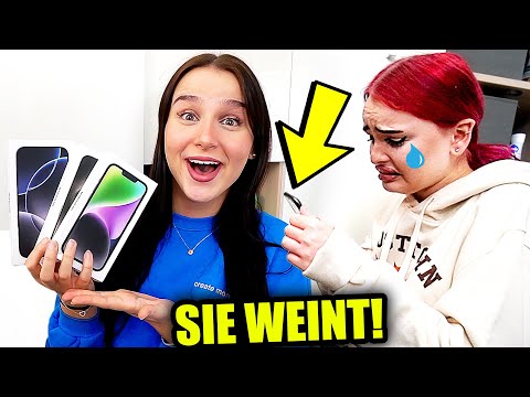 Schwester bekommt ein neues iPhone ! 💔😂 (sie glaubt es nicht) - Celina