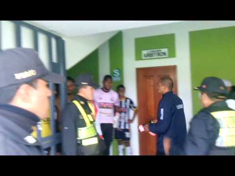 Jugadores del S  Victoria agreden a sus pares de C  Unidos 05 07 2015