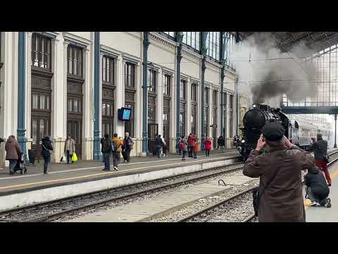 MÁV 424 Class no. 424 009 enters Budapest-Nyugati
