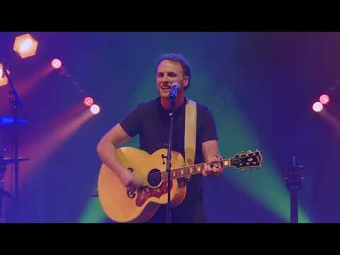 Seo Linn - Wake Me Up (Avicii) in Irish ¦ (Live at Festival Interceltique de Lorient, France)