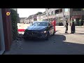 Auto ramt huis aan Julianapark in Tilburg, voorbijganger tussen gevel en auto