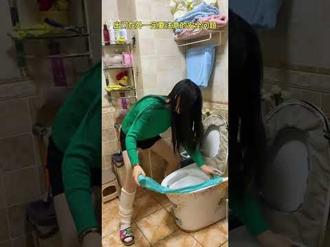 女性は屋外でトイレに行くときにこれをします。#Jugaad #funny #comedy #humor #tradition #VillageVl