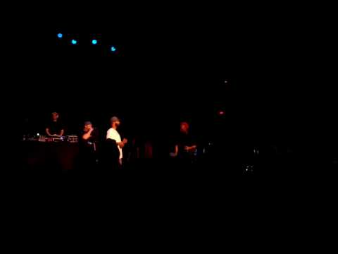 Slaughterhouse - Royce explaining his verse (Live in Providence)