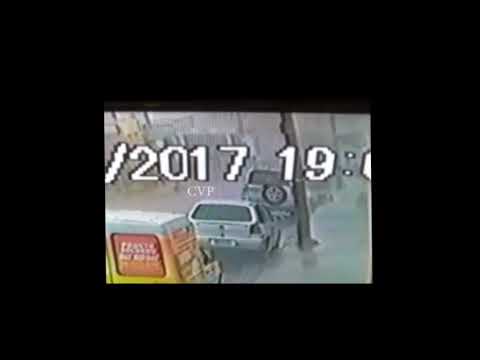 Câmeras de segurança flagra ladrão furtando carro
