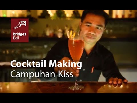 Fazendo coquetel Campuhan Kiss no restaurante Bridges Bali, Ubud