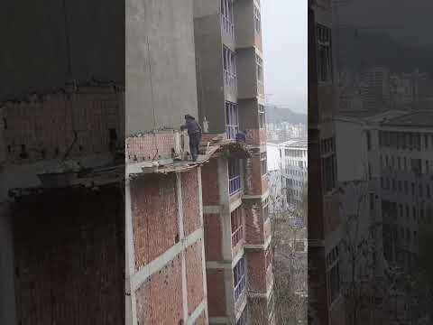 PERIGO EXTREMO: Trabalhador Desafia a Gravidade sem Equipamentos de Segurança!