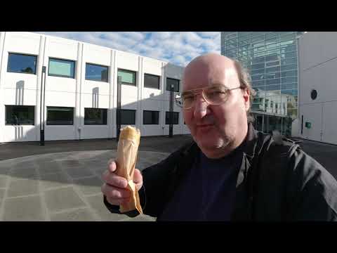 MongoTV_5503 - SPISER EN FRANSK HOTDOG MED EN FRANKFURTER PØLSE PÅ TANKSTATION FREDAG MIDDAG