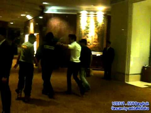[FANCAM] 120317 SiWon coming back at his hotel after SS4 Bangkok day two
