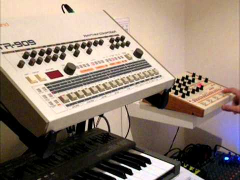 Jomox XBase09 vs Roland TR-909