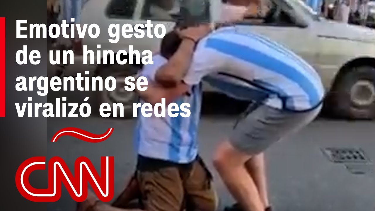 Watch Now Un recolector de basura rompió en llanto luego de que un hincha le regalara la camiseta argentina Un recolector de basura rompió en llanto luego de que un hincha le regalara la camiseta argentina