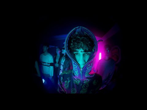 The Curly Simon - CHYŤ SA MOJICH KRÍDEL (Official Video)