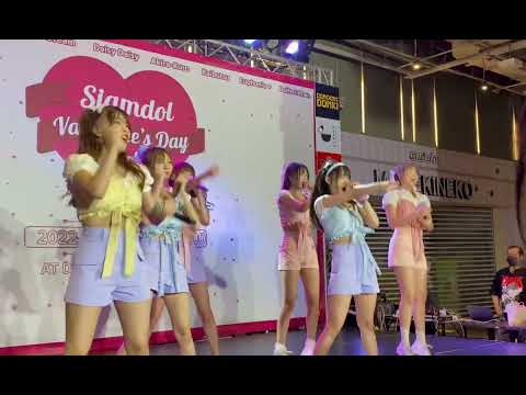 Euphonie☆ - ชอบอยู่นะ  [ Siamdol Valentine’s Day Party 2022 ] @Donki Mall Thonglor