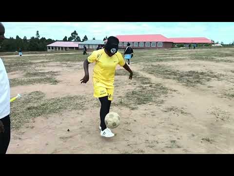 Collegine Girls' Talents' Day: Jionee Mwanafunzi wa kike akipiga danadana kwa ustadi mkubwa sana.