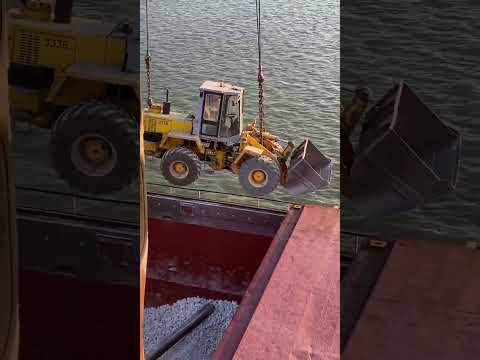 Гігантський кран переміщує навантажувач у трюм корабля