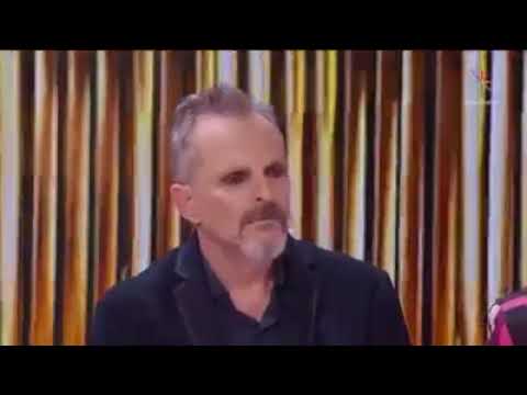 Prince Royce cantando en Pequeños Gigantes