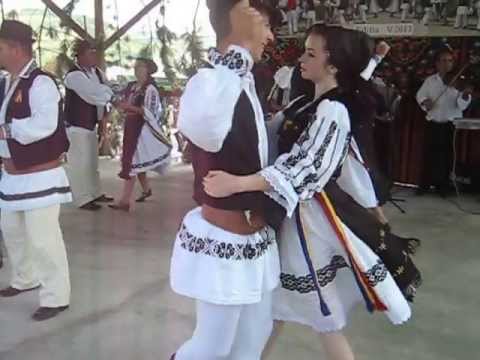 20 Festivalul Cununa Spicului de Grau - Ansamblul de dansuri populare din Urmenis - MVI 4397