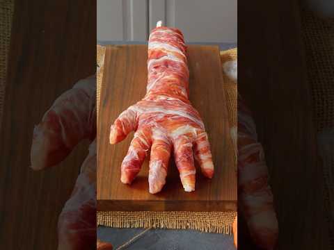 Gruselige Halloween-Hand aus Serrano-Schinken 🧛‍♂️🕸️🥓 #shorts