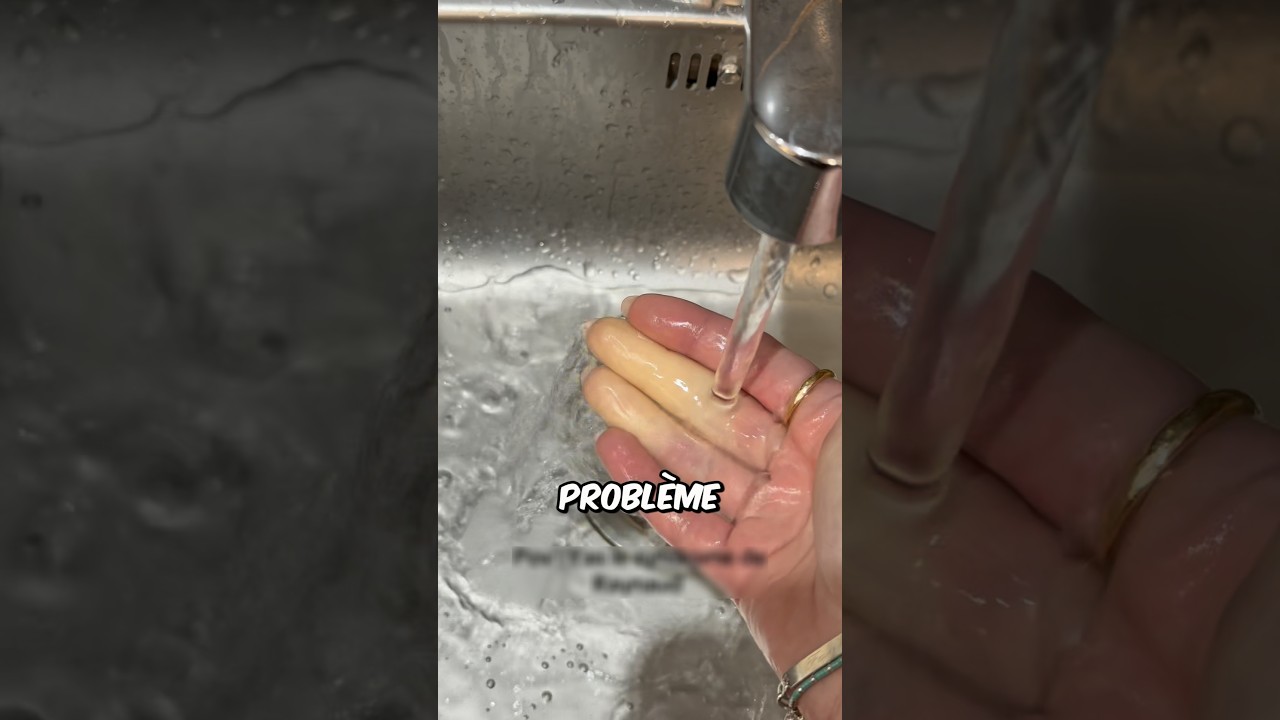 Pourquoi ses doigts deviennent blancs ? 😳