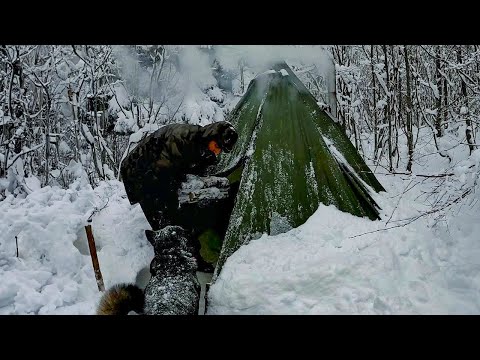 3 giorni di CAMPEGGIO DI SOPRAVVIVENZA IN SOLO NELLA NEVE PROFONDA - Campo Bushcraft invernale