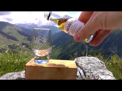 Bowmore 12 Years Islay Single Malt Scotch Whisky mit Ausblick ins Tuxertal